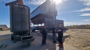 Спел под гармонь на зернотоке в деревне!