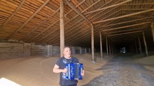 С гармонью в ангаре с зерном!