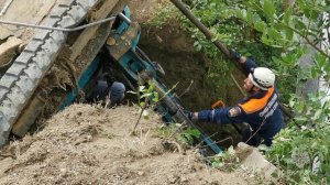 Сочинские спасатели освободили зажатого в экскаваторе водителя