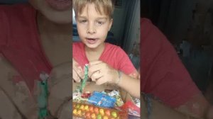 Открыл азиатский бокс со сладостями