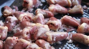 Куриные сердечки с подливкой