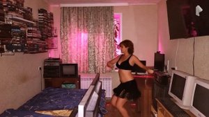 Женщина танцует появившись из неоткуда