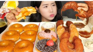 🔥🍲 Мукбанг и Mukbang : ДЕВУШКА и СУМАСШЕДШИЙ ЧЕЛЛЕНДЖ 15 ПОНЧИКОВ! 🍩 Глазированные пончики