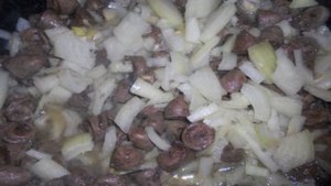 Куриные сердечки в сырном соусе