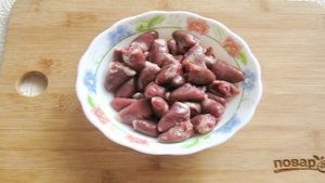 Куриные сердечки с солеными огурцами