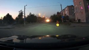 Подросток на самокате проехал прямо перед движущимся автомобилем на Пушке в Макеевке