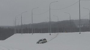 во время строительства автодороги м-12 легковушка не справилась с управлением и попала под самосвал