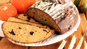 Ржано- пшеничный хлеб с тыквой и черносливом на ржаной закваске