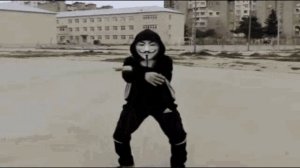 Анонимус танцует с крутой музыкой