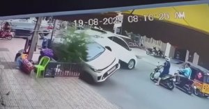 Права она купила, а ездить научиться не купила. :) Пномпень, Камбоджа