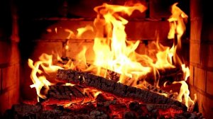 🔥 Камин с живым огнём и потрескивающими поленьями.