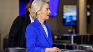 Евродепутат Гал: скандал разгорается с пропавшими СМС фон дер Ляйен Макрону