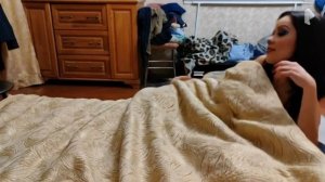 женщина лежит в кровати