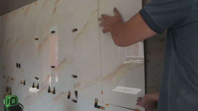 С чего начать укладку плитки с пола или стен. #new #diy #ремонтвдоме #топ