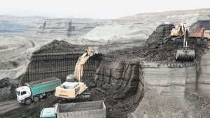 Экскаваторы Liebherr 974 загружают самосвалы