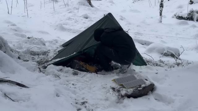 Попавший в смертельную снежную бурю при температуре -30°C | Экстремальное зимнее выживание и укрытие смотреть онлайн