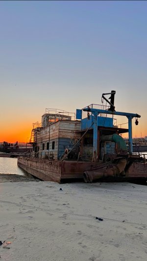 Нашёл заброшенную посудину на берегу реки Обь