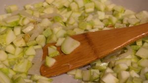 Кабачки жареные с чесноком и яйцом