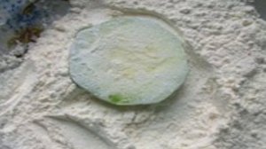 Кабачки, жареные в муке с чесноком