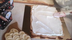 Шоколадный торт. ПОЛОСАТЫЙ торт с крем чизом и бананами.Как собрать и украсить торт.