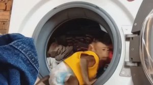 Обезьянка помощница помогала залезла в стиралку Чуть не постирали ЭВыскочила ЗАБАВНАЯ ВЕСЕЛУХА