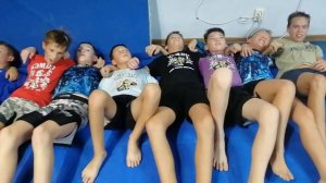 Качаем пресс в детской группе КЭМПО