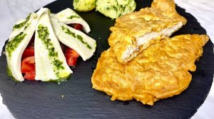 Куриная отбивная со спелыми томатами и сыром брынза