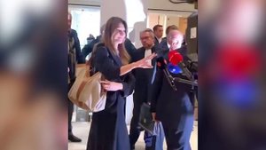 Неожиданный жест: жена экс-президента Франции Саркози сняла насадку с микрофона журналиста