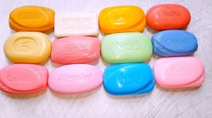 АСМР ШУРШАНИЕ. РАСКЛАДЫВАЮ ЯРКОЕ МЫЛО , ШЕЛЕСТ УПАКОВКИ.