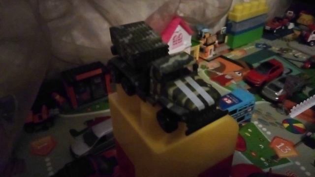 Макет посёлка Калинин. Парковка, барбекюшня, деревянный жилой дом.