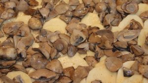 Картофельная запеканка с грибами и сыром