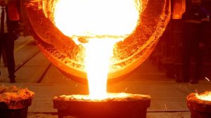 На Урале расплавленный металл вытек на двоих рабочих цеха