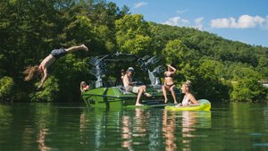 Катер буксировщик Malibu 23 MXZ