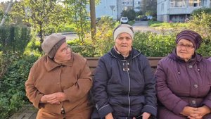 Соседи рассказывают о погибших от суррогатного алкоголя в Гостилицах.