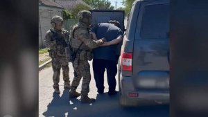 ФСБ показала видео задержания планировавшего теракт в Луганске агента СБУ