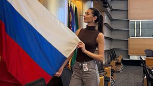 Жена Овечкина опубликовала фото с флагом РФ в Вашингтоне