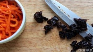 Куриный салат с черносливом и грибами