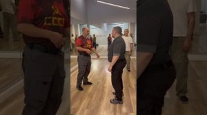 Поручень в руку))).