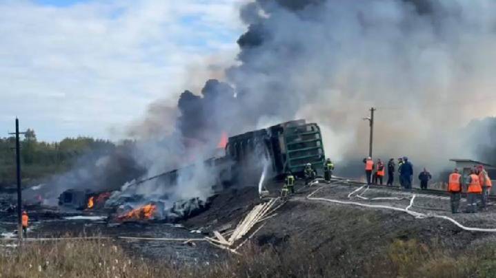 СК: водитель фуры, столкнувшейся с поездом в Смоленской области, погиб