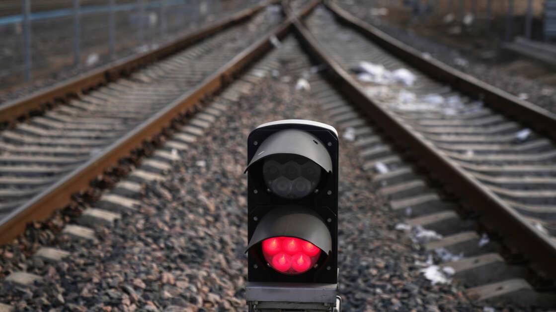 Грузовик столкнулся с поездом в Смоленской области