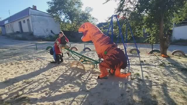 Один день из жизни динозавра - вышел на охоту. Смешное видео