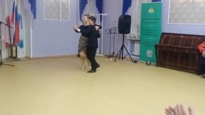 Ах, как танцует мать с сыном... У вас в семье так же?..
