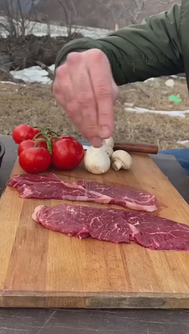 Стейк на чугунной сковороде-гриль