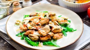 Морской коктейль с помидорами