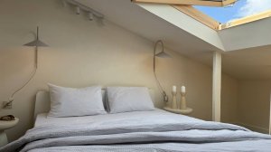 Уютная студия с дизайнерским ремонтом, просторной планировкой и мансардными окнами