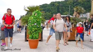 In San Sebastiбn Everyone is Scared by this Bush Man!! Bushman Prank