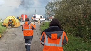 На месте столкновения поезда и фуры под Смоленском развернули экологический пост