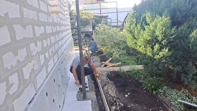 Секрет изготовления утеплённой отмостки с зубом из бетона.