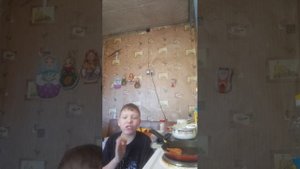 а Паша во всю кулинарит