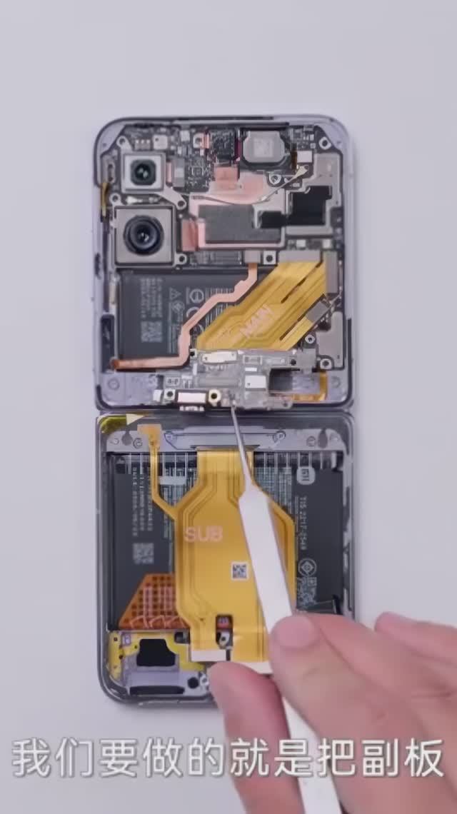 Этот парень поделил смартфон на две части смотреть онлайн